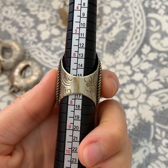 Oversized Labradorite Ring - Picture 5 of 6